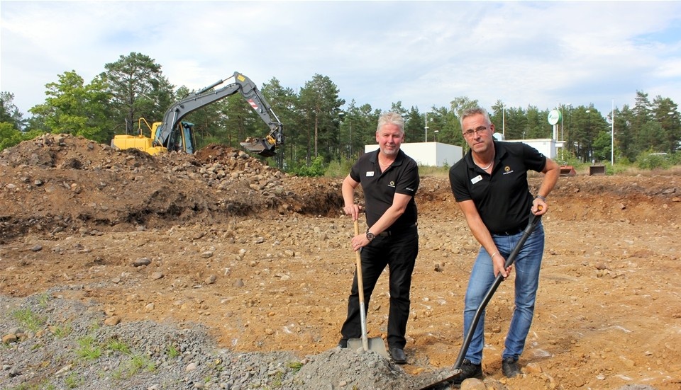 Morgan Andersson ochJoakim Petersson, Holmgrens Bil AB, sätter spaden i jorden för en ny uppställningsplan samt ny verkstad. Foto: Lena Dahlberg