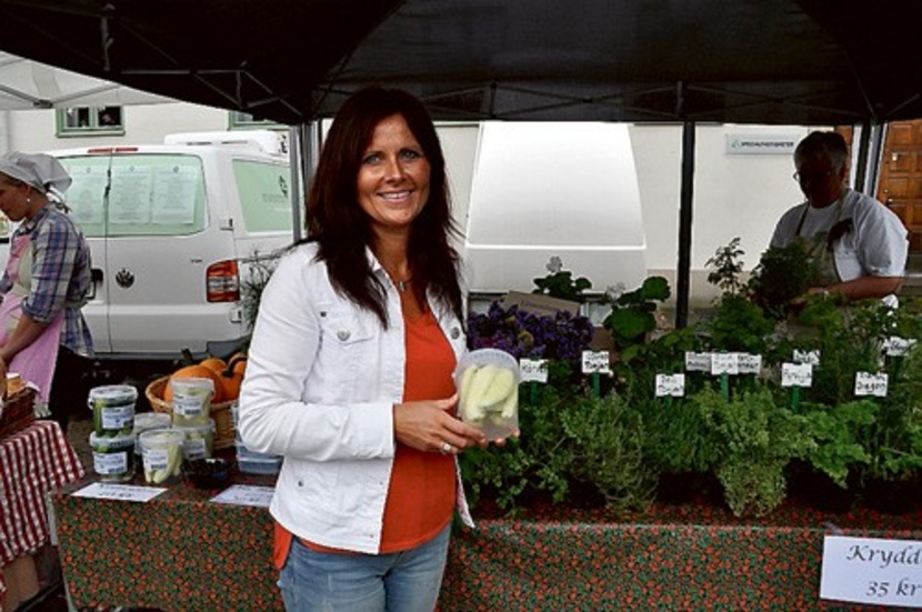 Louise Alenbrand med en burk vit saltgurka som är speciell för Östergötland. Foto: Julia Kimell