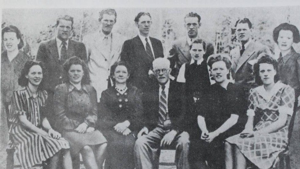 "Skytten" Roséns familj 1943. Elis är nummer två från höger i övre raden. I nedre raden syns föräldrarna Sigrid och Albin.