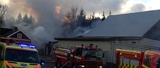 Garagebyggnad övertänd i brand