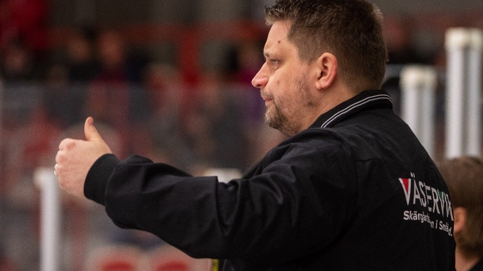 180404 Vsterviks trnare Mattias Karlin under matchen i Kvalserien till Hockeyallsvenskan mellan Troja Ljungby och Vstervik den 4 april 2018 i Ljungby.
Foto: Suvad Mrkonjic / BILDBYRN / COP 170