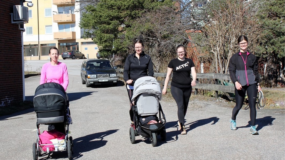 Coreövningar kan läggas var som helst ute i naturen under en barnvagnspromenad, säger ledaren för gruppen Matilda Flygt, längst till höger. Lisen Evensen, Elin Karlsson och Frida Jansson är några av mammorna i Gamleby som passar på att komma igång med mammaträning.