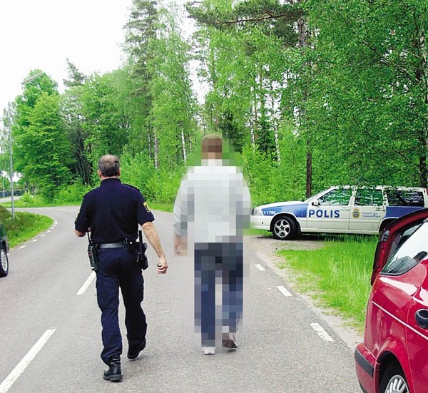 Här har polisen fått ett intressant tips i mordutredningen vid brottsplatsen i Gullringen och är på väg till förhör med en av den mördades kamrater. Senare på söndagen greps en misstänkt 28-åring.