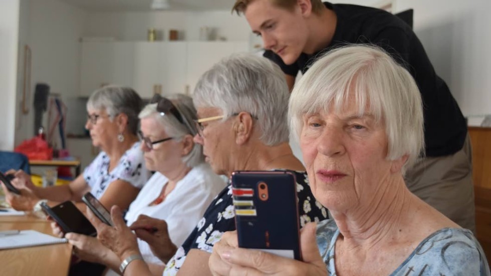 Mariannelundarna Maj Melin, Gerd Johansson, Elisabeth Bern och Pia Östergren laddar hem en app.  Daniel Undfors lotsar i teknikens värld.