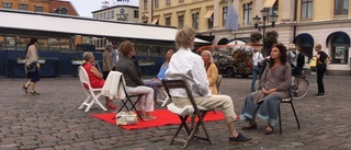 Många ville sitta tysta på torget