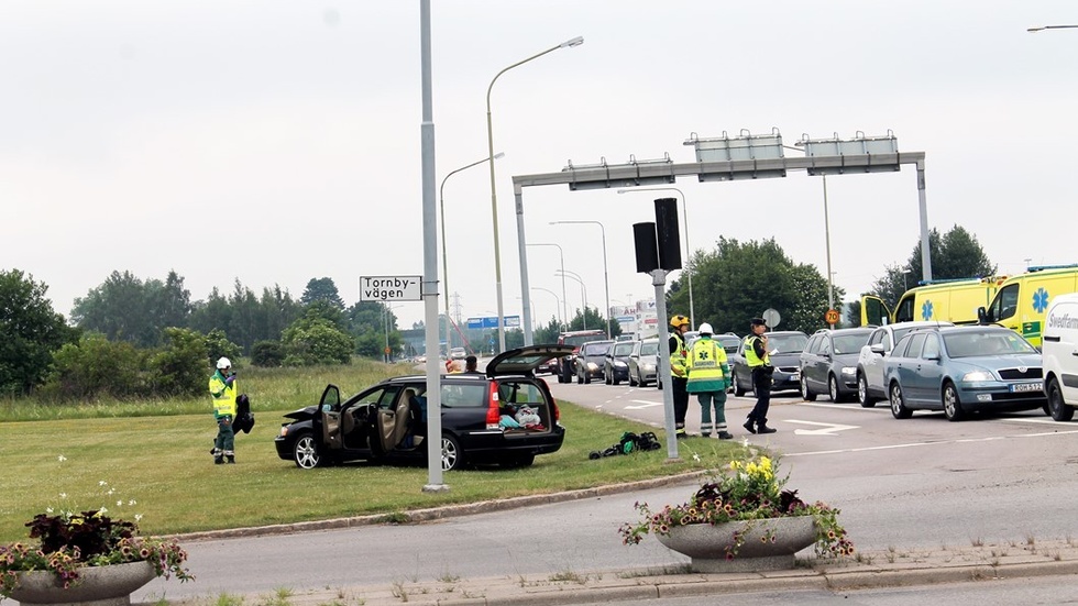 En bil hamnade på gräsmattan med stora plåtskador. Foto: Tommy Pettersson