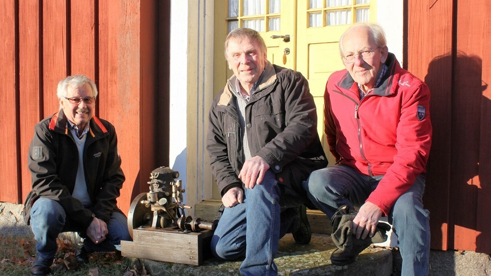 Ivan Lönn, Lars Södergren och Ove Gustafsson gläds åt att ha en ”Götamotor” i Blackstad hembygdsgård. Foto: Lena Dahlberg