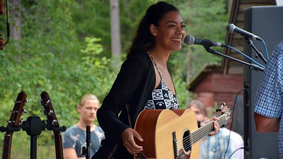 För ett par år sedan var hon tvåa i talangtävlingen Idol. På söndagen var hon ett av dragplåstren på Rumskulladagen, som lockade storpublik till Hembygdsparken. Foto: Micael Rundberg