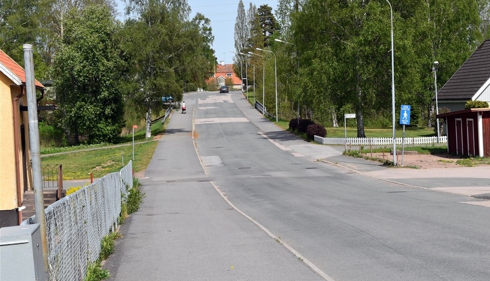 Parkgatan i närheten av bostäder, karamellkokeri och lekpark utgör en sträcka populär för buskörning.