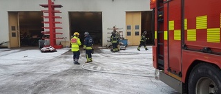 En person till sjukhus efter industribrand