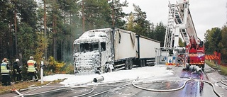 Lastbilen blev helt övertänd