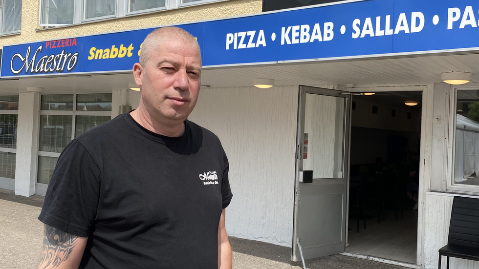 Mohamad Morad driver sin restaurang vid gamla bussplan och vill hyra platser på parkeringen utanför för att underlätta både för sig själv och sina kunder.