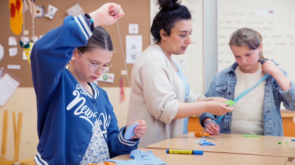 Slöjdhäng på Gråboskolan med eleven Valentina Katsanikou i förgrunden och läraren Panteha Pournoroozy med eleven Amanda Judkiewicz i bakgrunden.