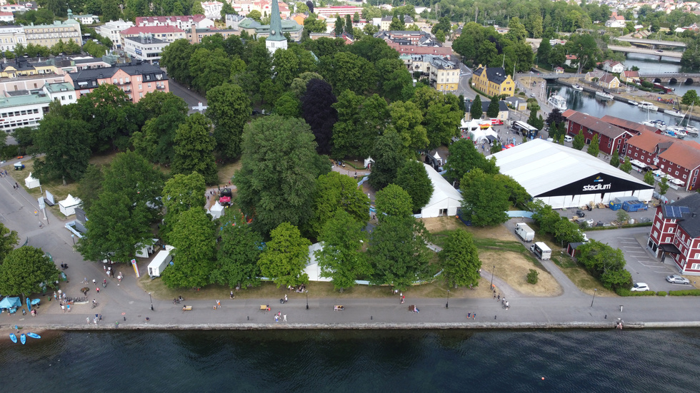 Stadsparken fylls med folk under Vätternrundan