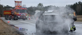 Personbil började brinna under färd