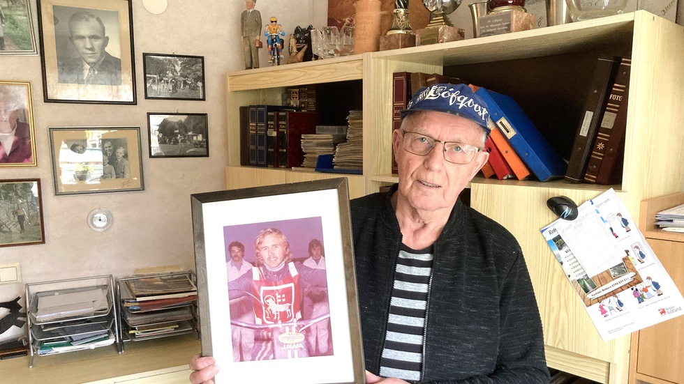 Per-Ulf Löfqvist i sin mancave fylld av memorabilia från den gotländska speedwaysporten. Hans bror Christer blev världsstjärna, så var även hans far Fritz, vars svartvita porträtt hänger på väggen.