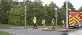 Förbipasserande hjälpte till att släcka bilbrand – mitt i rondell