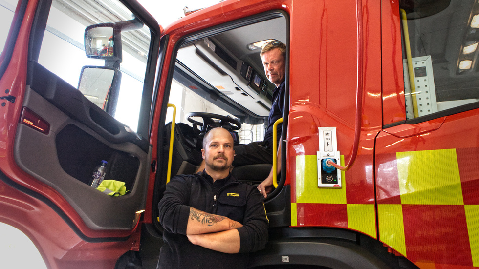 Under sommaren får räddningstjänsten in fler larm än vanligt. Antalet bilar runt brandstationen ökar också explosionsartat, och det ställer till stora problem för Mikael Ringkvist, Patrik Andersson och de andra brandmännen på stationen.