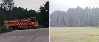 Svårsläckt brand på fält med halmbalar