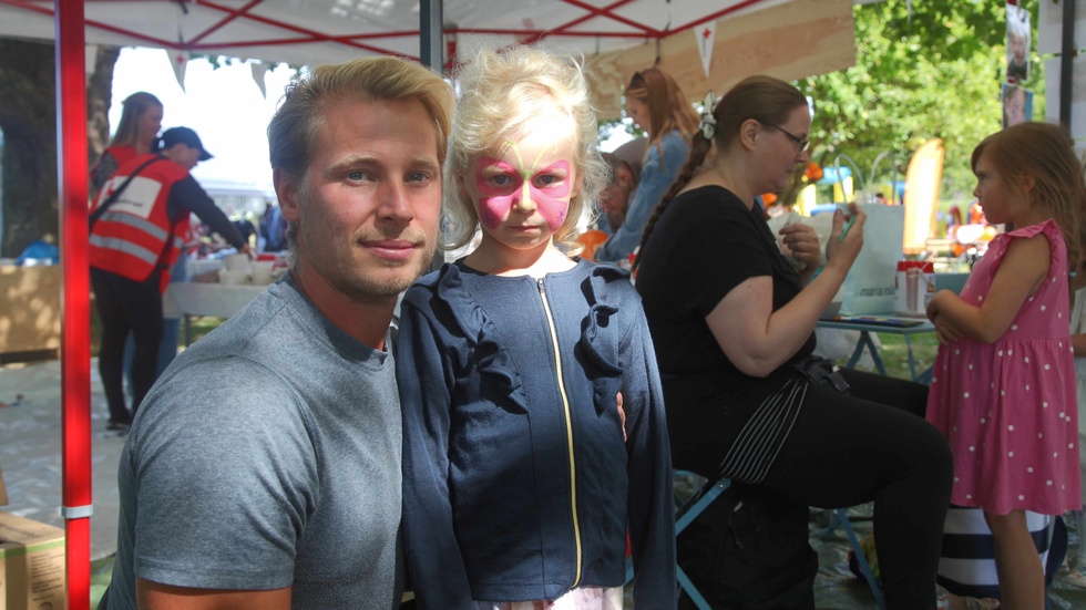 Haley Scheiber-Beckman fick en fjäril målad i ansiktet. Hon poserar här med pappa Fredrik.