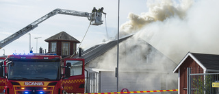 Räddningstjänsten kämpade mot våldsam brand i rökeri