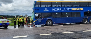 Bus and truck in E4 accident - injured flown to hospital