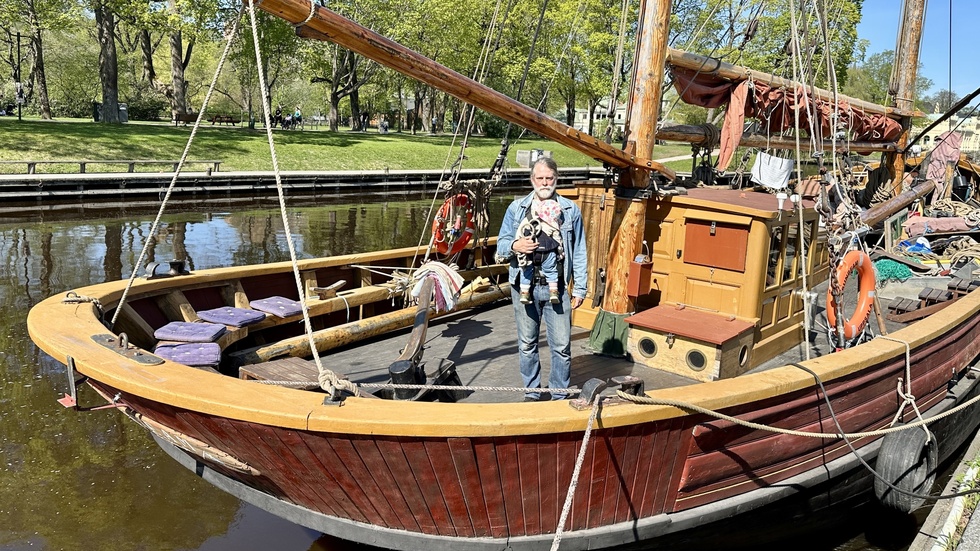 Skepparen Gunnar Andersson, med dottern Nora 1 år, huserar på M/S Sunbeam. Han vill gärna se en levande hamn och tycker att husbåtarna hör till den bilden.