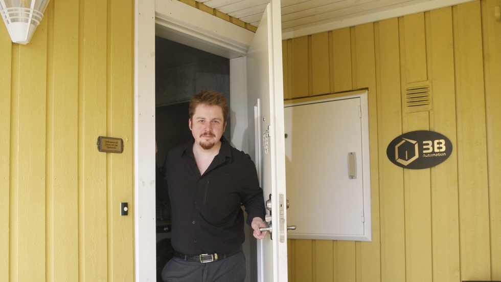 Simon Bäckström och frun Åsa har flyttat upp från Västerbotten till byn Moskojärvi, där de driver eget företag i