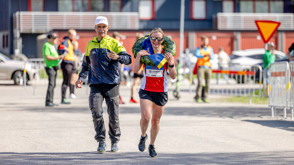 Segern i Luleå stadsmaras 2,1-milslopp var Anna Lindgrens tredje raka. "Det känns förstås väldigt bra", säger hon med ett leende.