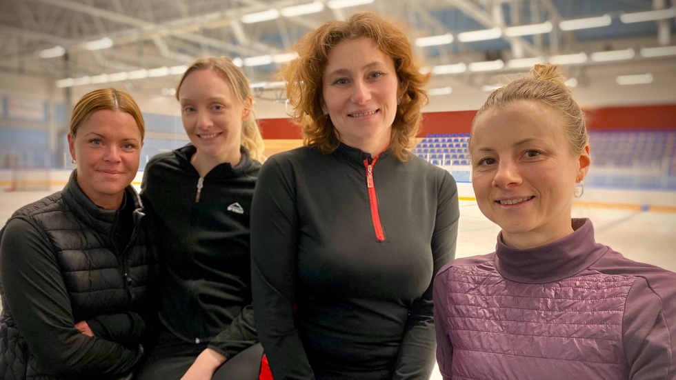 Emilia Liljegren, Jennifer Sylvan, Irina Naumenko och Marita Ansin åker tillsammans i Backa KK:s nybörjargrupp för vuxna.