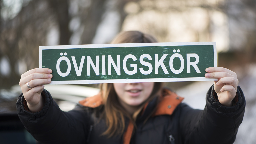Stressa inte den som övningskör genom att lägga dig så nära som möjligt, menar insändarskribenten.