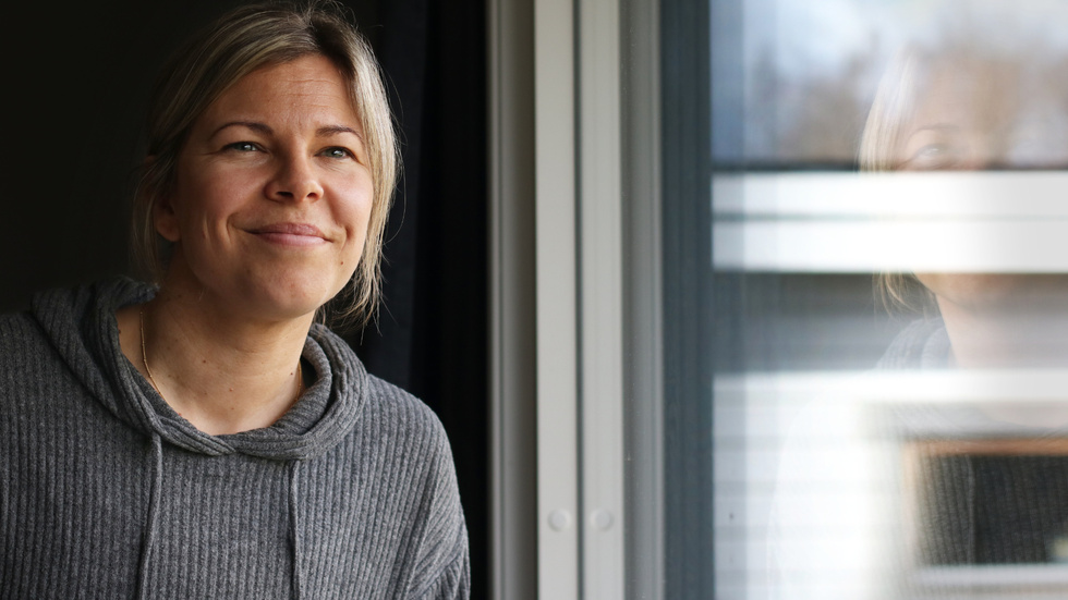 Så hur känns smärtan som Jessica och många andra lever med? "För mig är det som en mensvärk – som alltid finns där. Och då och då känns det som jag tänker mig att det skulle kännas om någon tog tag i äggstockarna och vred om dem. Det är som stick och hugg i magen. Och så strålar det ner på baksidan av låren på mig, vilket gör att det domnar. Och i ryggen har jag en brutal molande smärta".