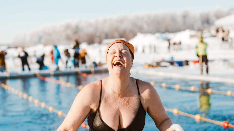 Happy faces. Anna Kropp from Kråkans Swim Club took part in the Winter Swim for the first time and finished 20th in the women's category in the 25-meter breaststroke.