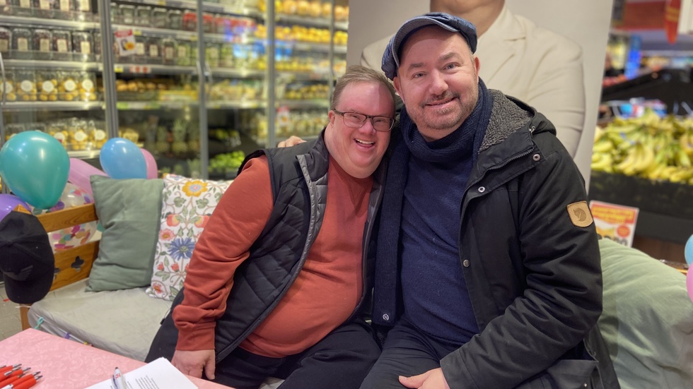 Mats Melin och vännen Pär Johansson, ledare vid Glada Hudik teater, skojade mycket tillsammans under dagen. De spred information till människor i alla åldrar om allas lika värde. 