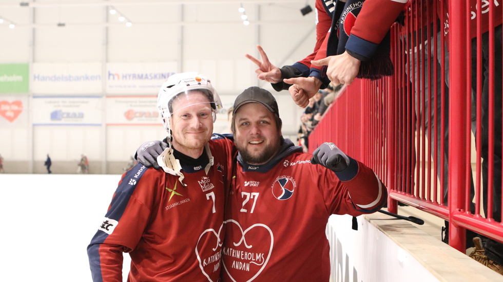 Hyllad och omkramad. Niklas Eriksson gjorde sin sista match i KVBS-tröjan och uppvaktades av supporterklubben genom Niclas Hagström efter segern mot Falun.