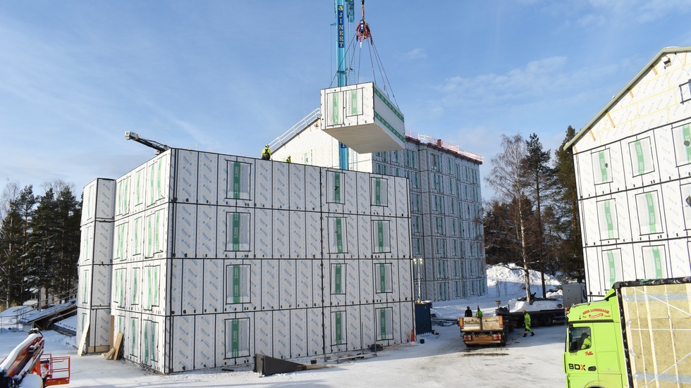 Trailerbilarnas ankomst från Piteå är väl planerad, de behöver inte stå någonstans och vänta. Sedan lyfts cirka tre moduler per timme.  