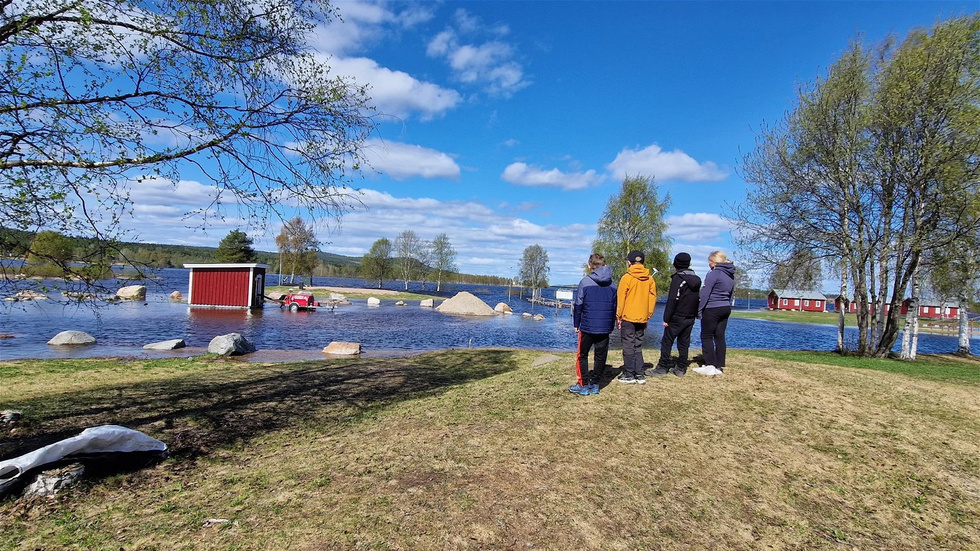 Eleverna på Strandskolan i Överkalix kollade in översvämningen under måndagen. Snart slutar vattnet att stiga, enligt SMHI.