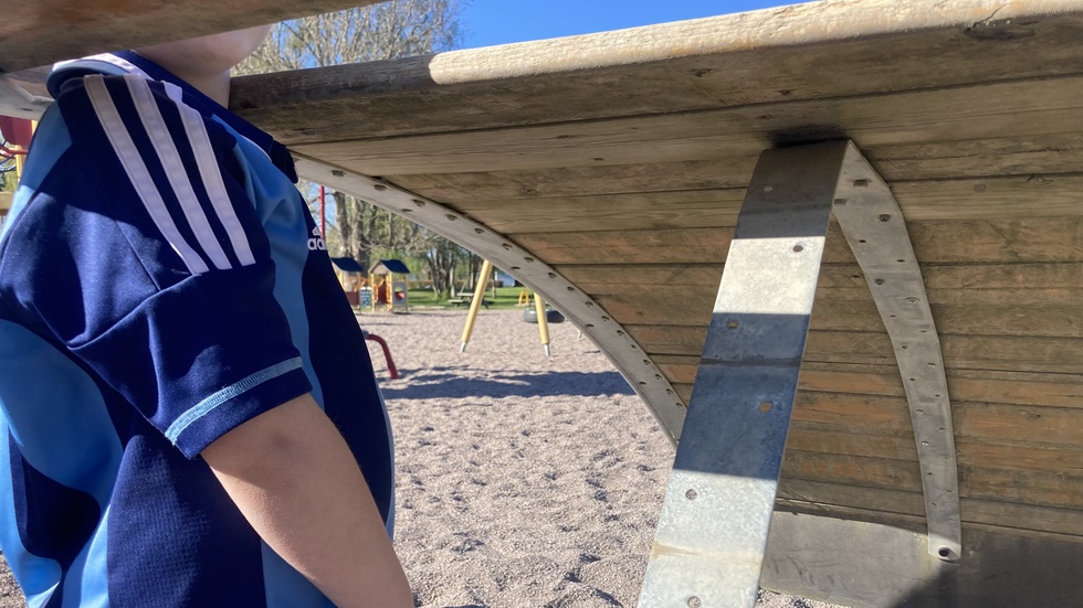 Femårige Nils fastnade med huvudet i en ramp på en lekplats, men klarade sig turligt nog utan skador. Mamma Charlotte hoppas att fler föräldrar ska rapportera in när något är trasigt i lekparker för att barn ska slippa råka illa ut på grund av sådant som går att undvika.