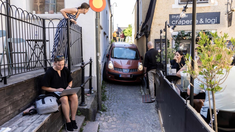 En bil har kört fast i gränden. Flera förare har gjort samma tabbe.