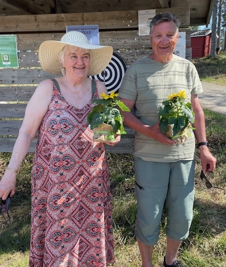 Gudrun Hägg och Hardy Lovén vann den traditionella pilkastningstävlingen.