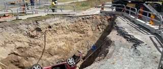 Trafikolycka på Breviksvägen • Bil åkte ner i hål vid vägarbete