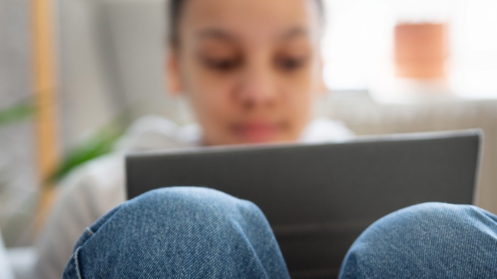 Den verklighet vi ser i nutid är dock att det är nyhetsmedierna som måste anpassa sig för att nå de unga. Annars riskerar medierna att bli mindre relevanta för den yngre publiken, framtidens beslutsfattare och samhällsbyggare. 