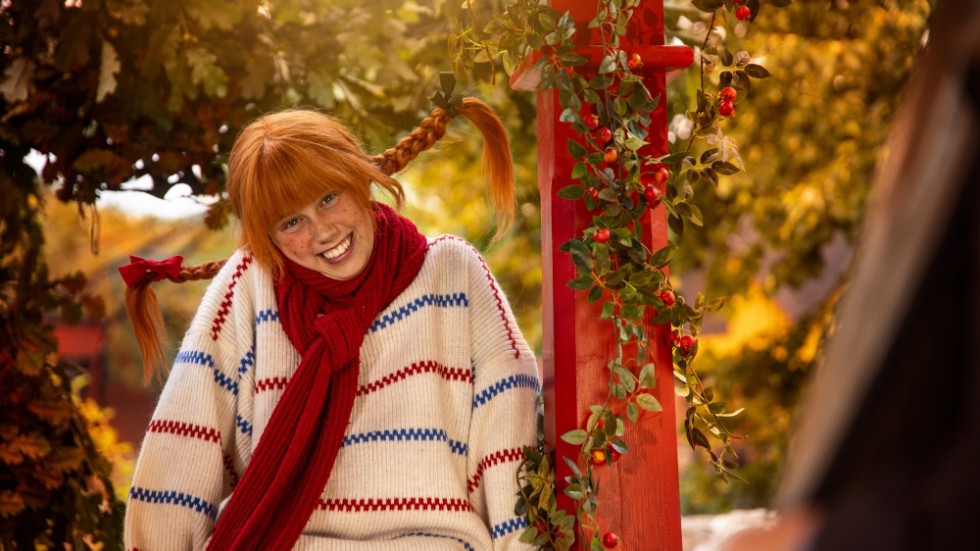 Tuva Andersson Hedenström spelar Pippi på Astrid Lindgrens Värld under höstmarknaden. Det är första gången rollen görs av ett barn i parken. "Jag är jättetaggad", säger Tuva. 