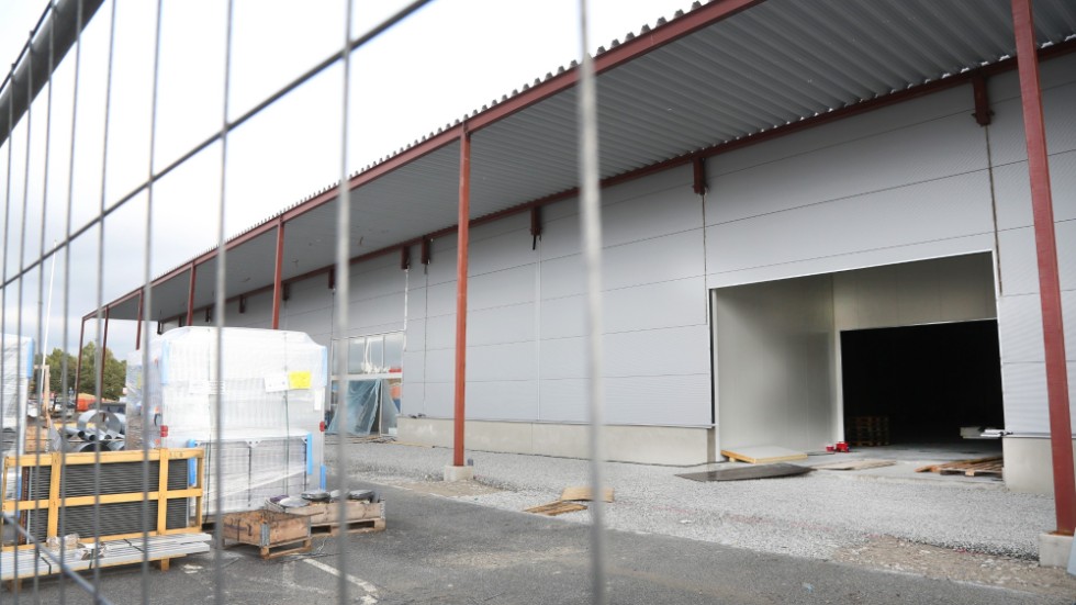 I kvarteret Stenhuggaren i Visby öppnar Dollarstore snart. Kedjan flyttar in i den vänstra delen, de 2 600 kvadratmetrarna som finns bakom öppningen utan port i bild saknar ännu hyresgäst.