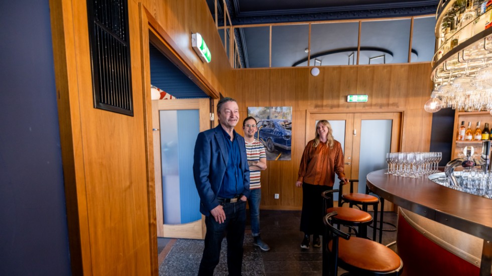 På fredag invigs den nya krogen Karl August i Tallkottens gamla lokaler där man tillsammans med Resurscentrum för konst gör en gemensam konstsatsning. Från vänster: Hans Wanler, Ludvig Sjödin och Hanna Isaksson framför en av Sjödins målningar av ett bilvrak han stötte på vid Kvarnträsk i Luleå.