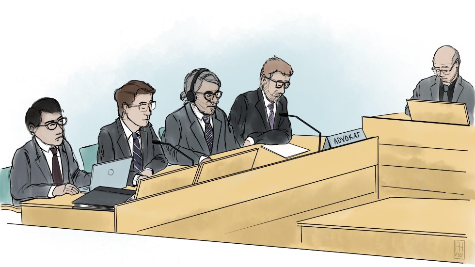 Illustration från huvudförhandlingen mot kirurgen Paolo Macchiarini (med hörlurar) i Solna tingsrätt.