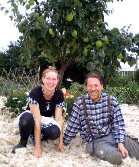 Ulltäcke. Marie och Gustav Mandelmann har lagt överskottsull runt kvittenträdet och konstaterar att det får näring av ullen.foto: kajsa sundberg