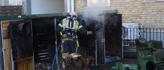 Brand i fem olika plastkärl i återvinningsstationen