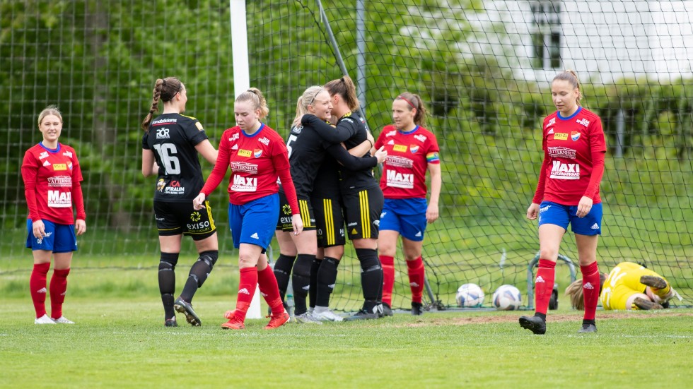 Smedbys Frida Elofsson, firar 2-0 ihop med sina lagkamrater. Boren släptte till lite för enkla mål i den första halvleken och gästande Smedby kunde gå ifrån och till slut vinna med 5-0.