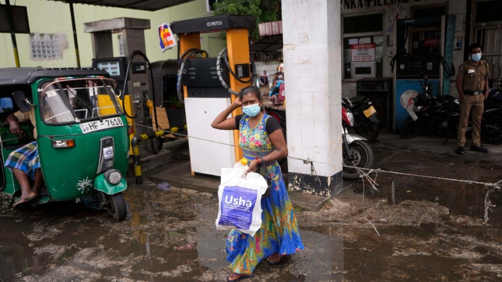 En kvinna lämnar tomhänt en bensinstation i Colombo, Sri Lanka, efter att ha försökt köpa fotogen för matlagning.